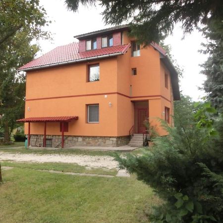 Pilis Apartman Piliscsaba Екстер'єр фото